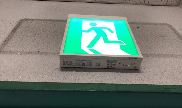 誘導灯・非常灯の不備改修工事写真